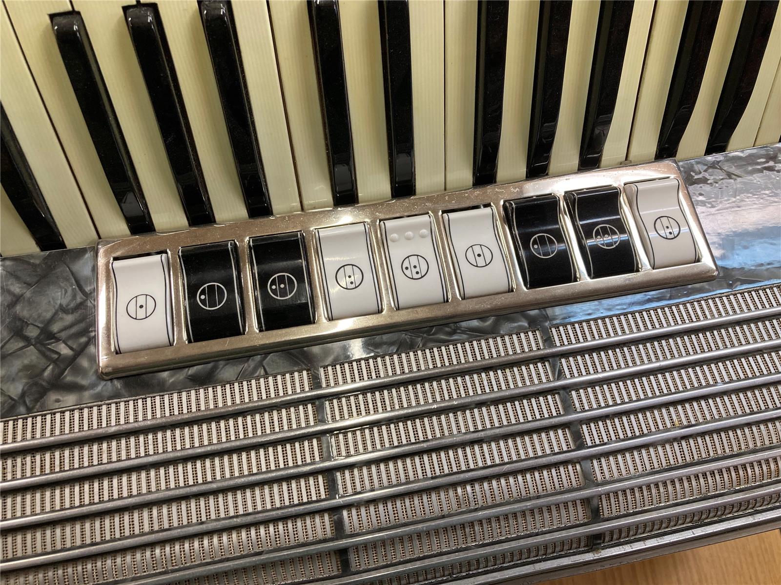 Akkordeon Hohner Tango II M grau LMM 37/96/III/9/3 - gebraucht Akkordeon Hohner Tango II M grau LMM 37/96/III/9/3 - gebraucht