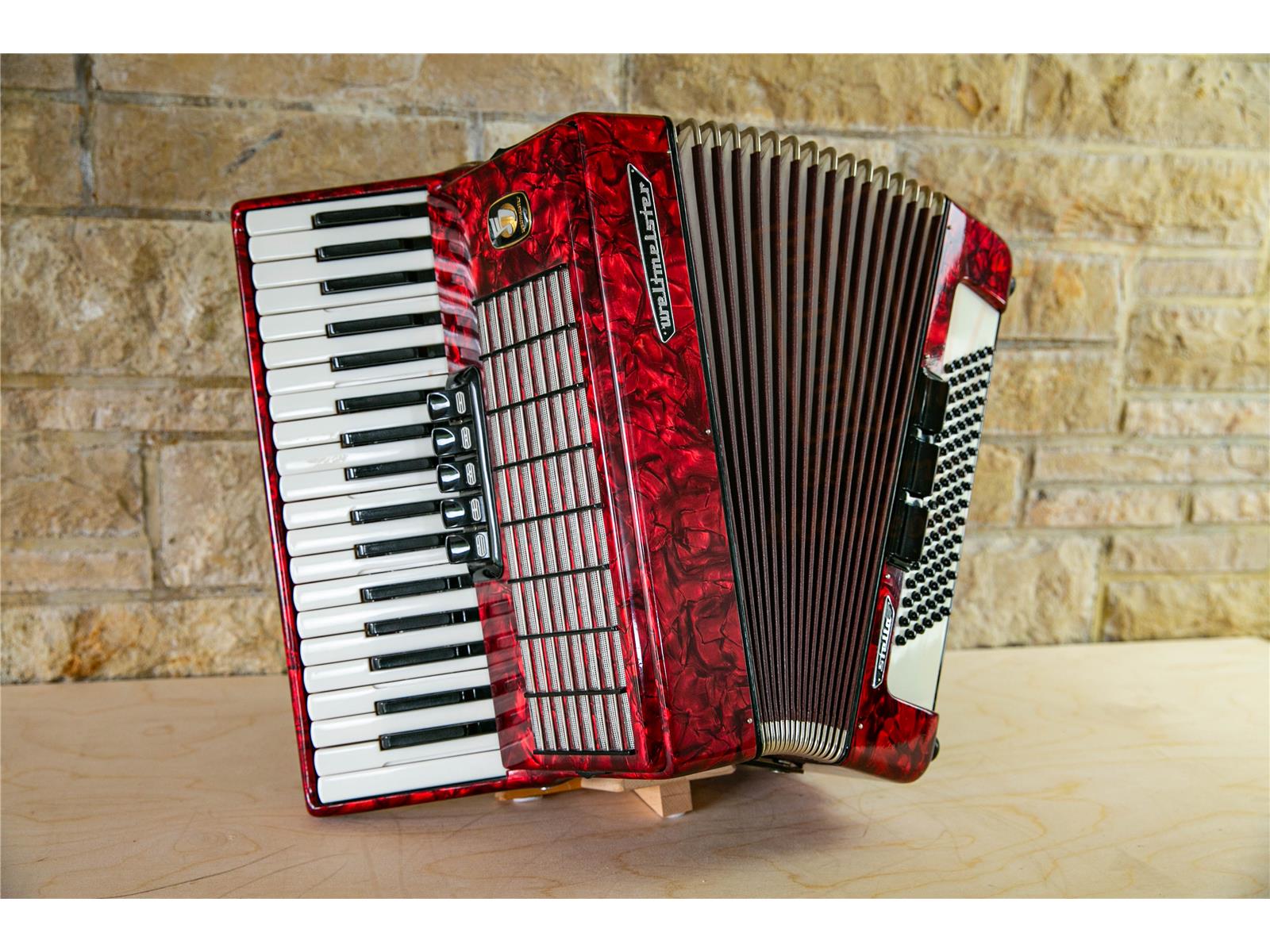 Akkordeon Weltmeister Stella 37/96/III/5/3 rot - gebraucht Akkordeon Weltmeister Stella 37/96/III/5/3 rot - gebraucht