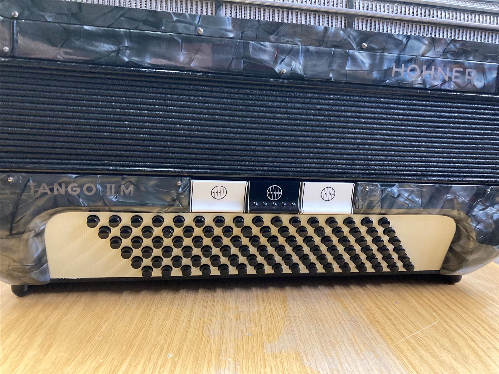 Akkordeon Hohner Tango II M grau LMM 37/96/III/9/3 - gebraucht Akkordeon Hohner Tango II M grau LMM 37/96/III/9/3 - gebraucht