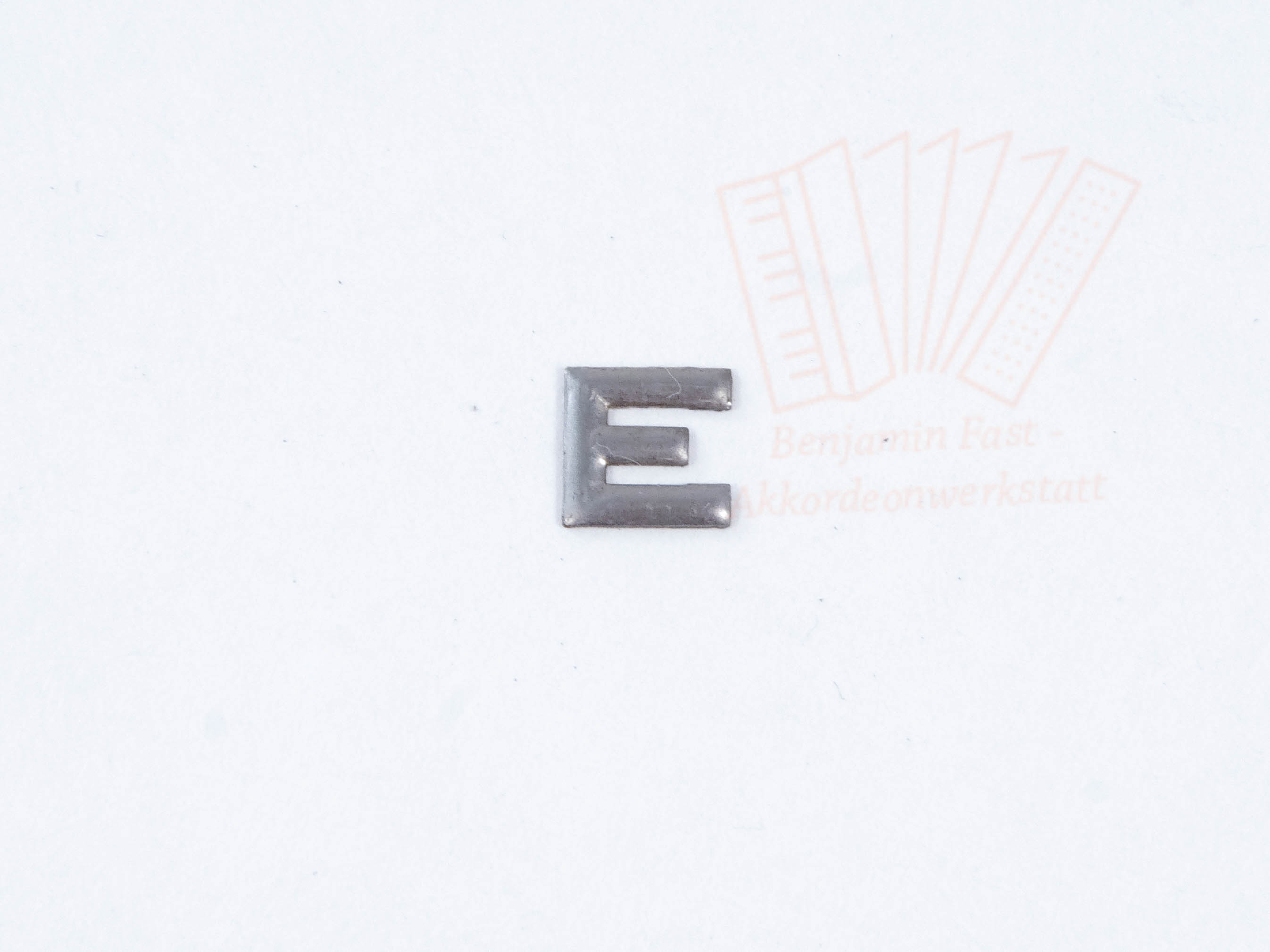 Buchstaben 6mm vernickelt - gebraucht E Buchstaben 8mm vernickelt - gebraucht