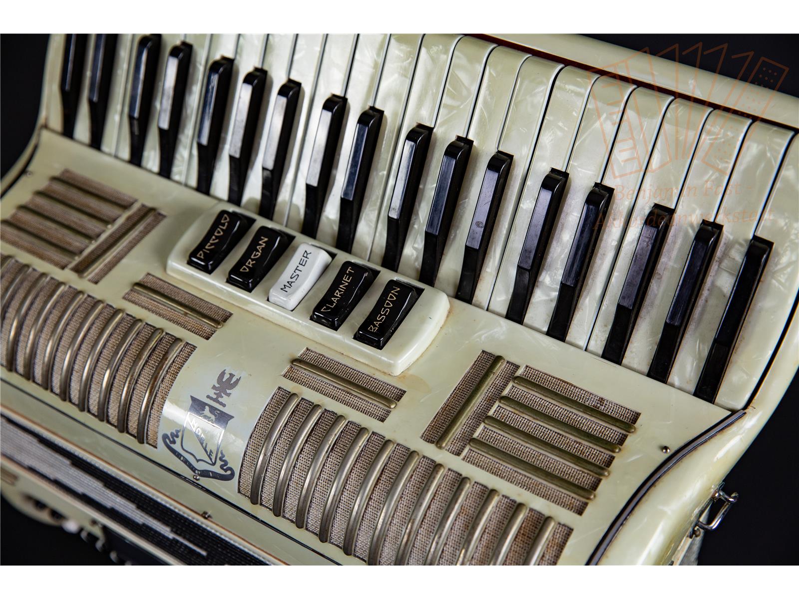 Akkordeon Noble 41/120/III/5/1 MT gebraucht