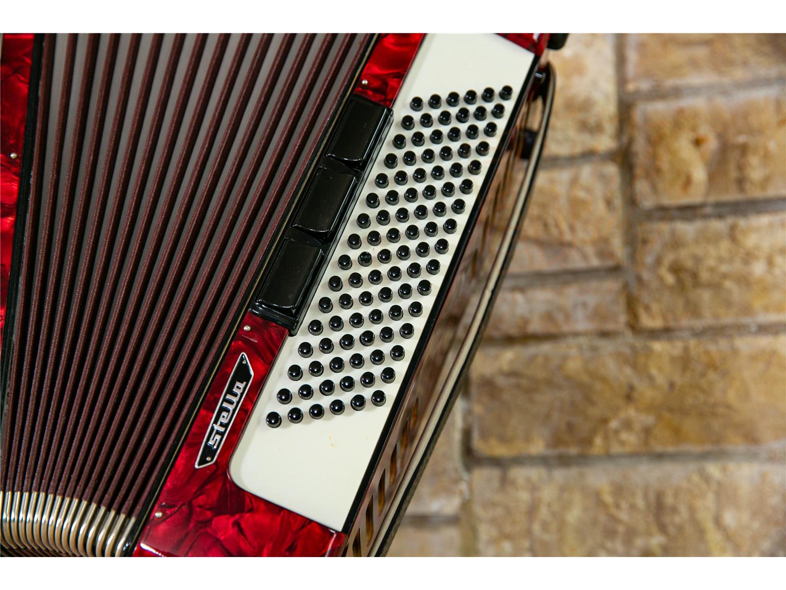 Akkordeon Weltmeister Stella 37/96/III/5/3 rot - gebraucht Akkordeon Weltmeister Stella 37/96/III/5/3 rot - gebraucht