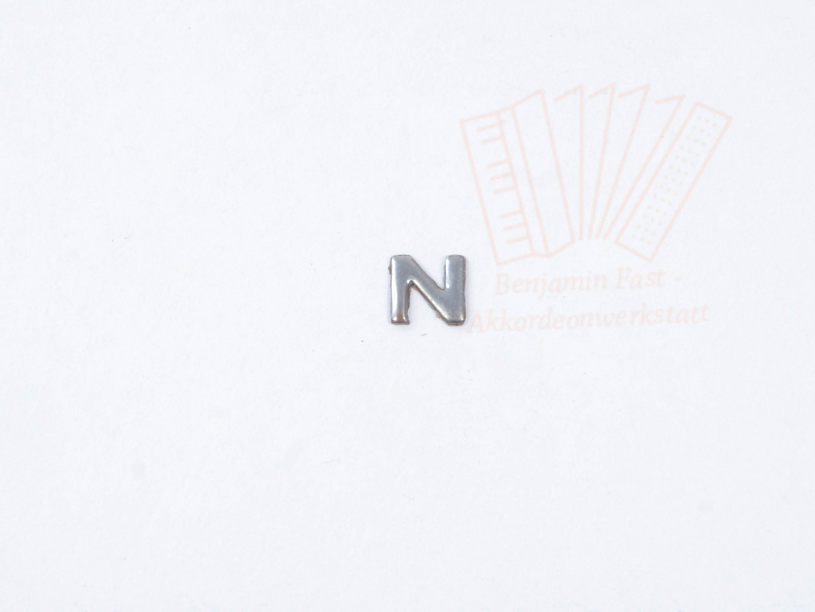 Buchstaben 6mm vernickelt - gebraucht N Buchstaben 8mm vernickelt - gebraucht