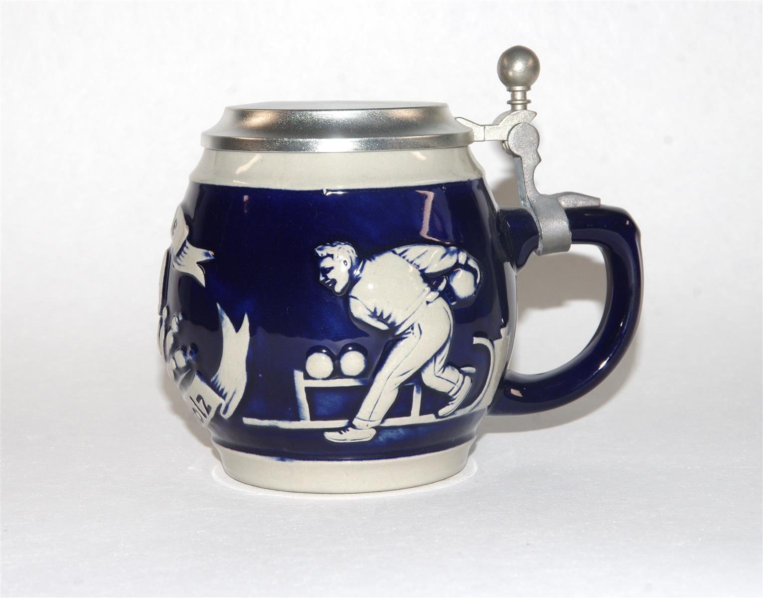 Bierkrug Kegeln Porzellan Zinndeckel blau
