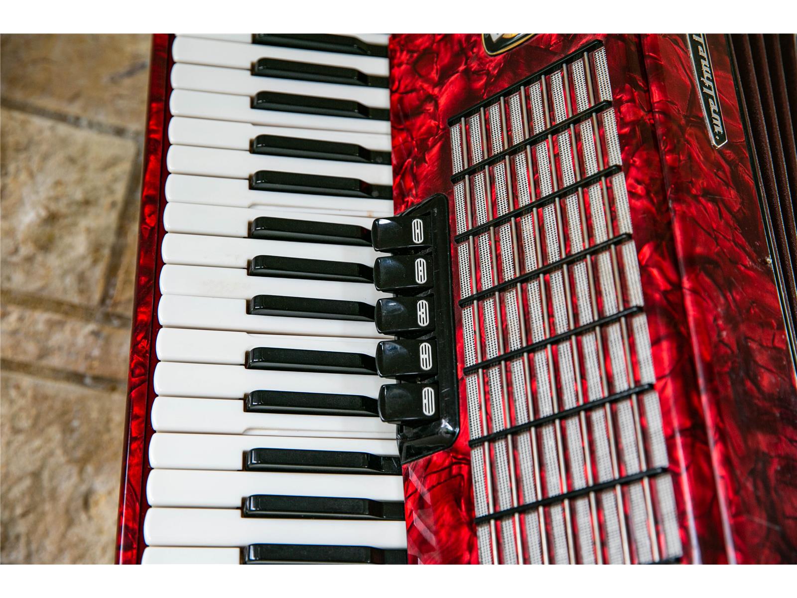 Akkordeon Weltmeister Stella 37/96/III/5/3 rot - gebraucht Akkordeon Weltmeister Stella 37/96/III/5/3 rot - gebraucht